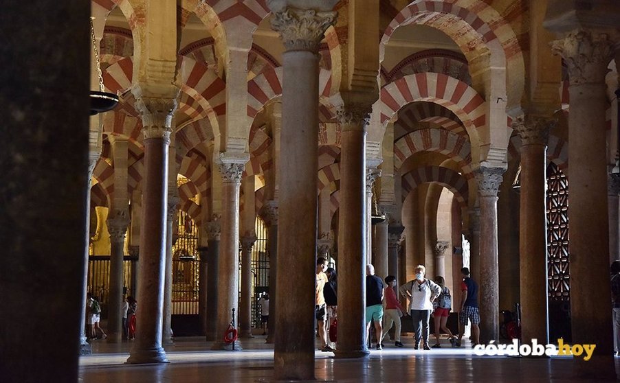 Turistas en el interior de la Mezquita-Catedral