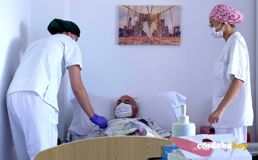 Dos trabajadoras de una residencia de mayores atienden a una persona enferma