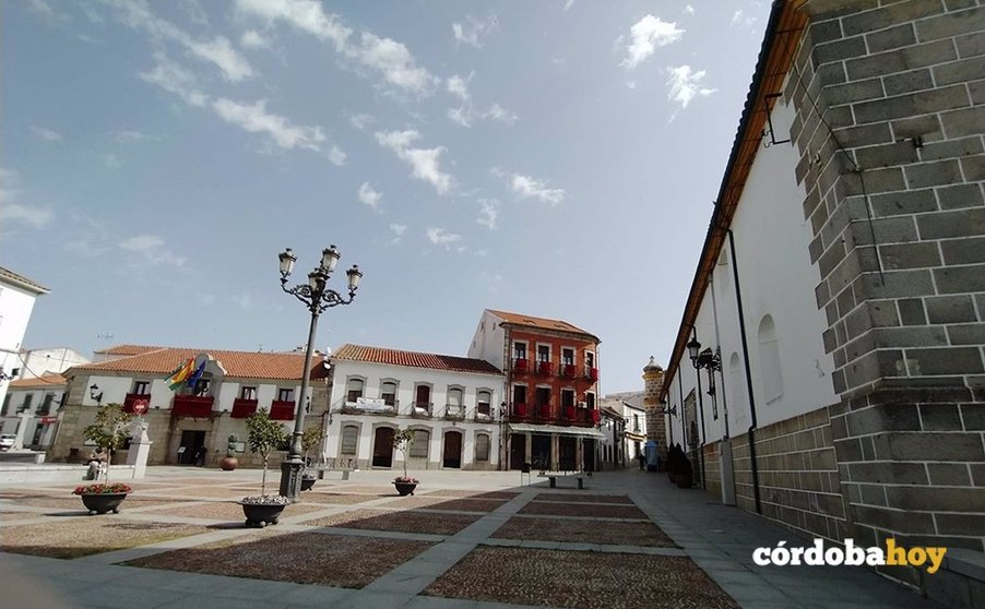 Plaza de España de Villanueva de Córdoba, con el Ayuntamiento al fondo
