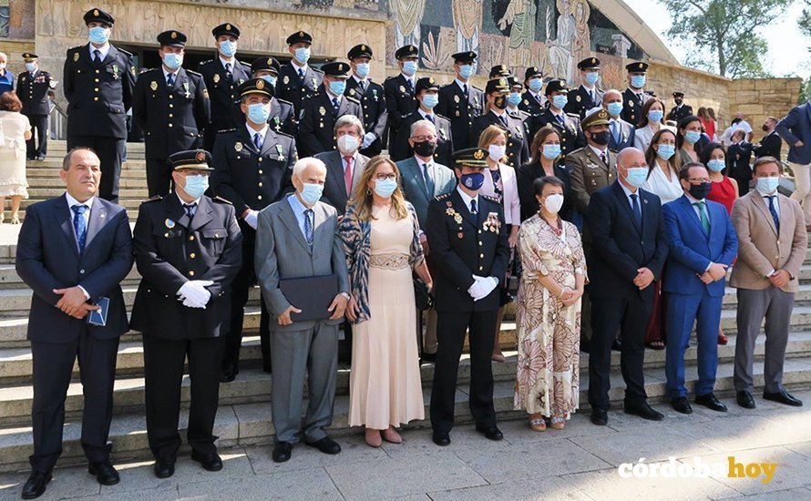 Autoridades y representantes institucionales en la celebración del Día de la Policía Nacional en Córdoba