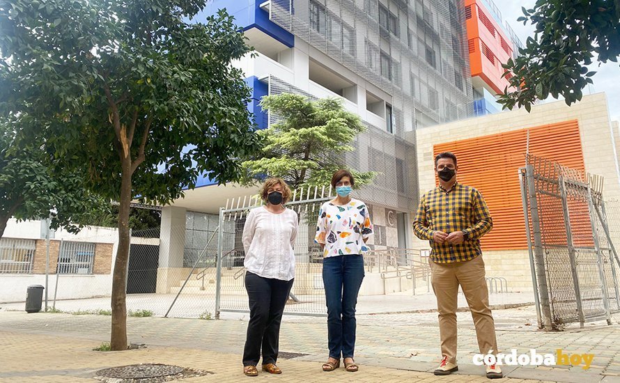 Los tres concejales de IU ante el edificio de La Normal en el Sector Sur