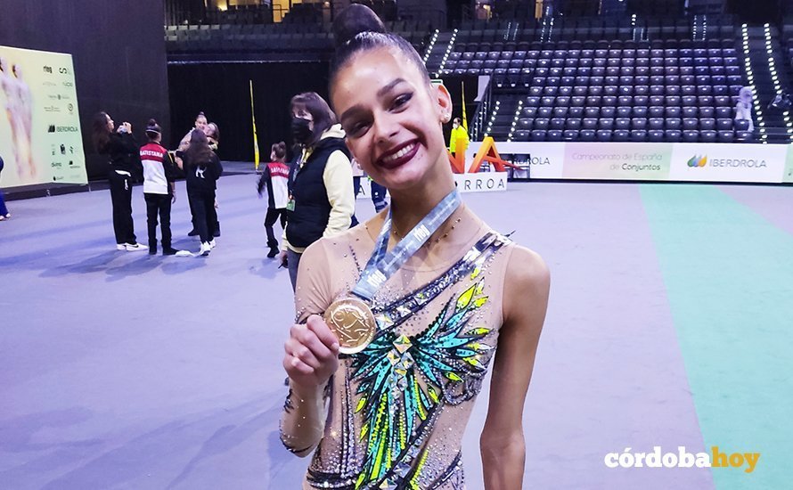 Lucía Daza Fernández luce orgullosa su medalla de campeona
