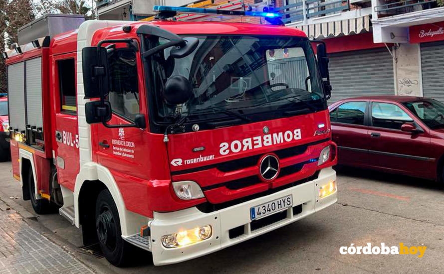 Un vehículo de los bomberos de Córdoba en plena actuación