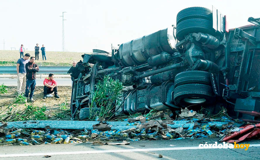 Imagen del camión accidentado en la A-4, a la altura de Pedro Abad