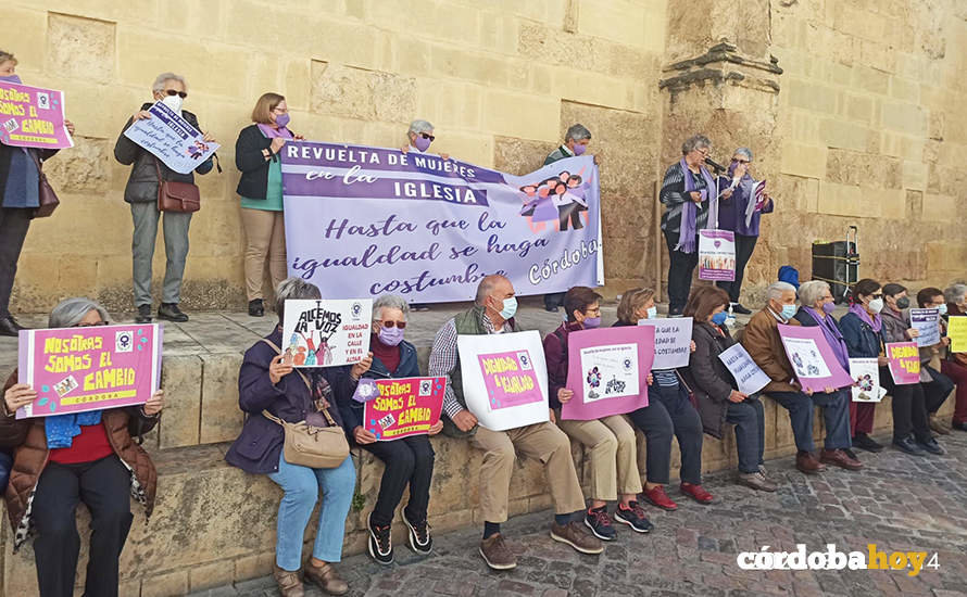El colectivo Mujeres Cristianas protesta en la Mezquita-Catedral de Córdoba