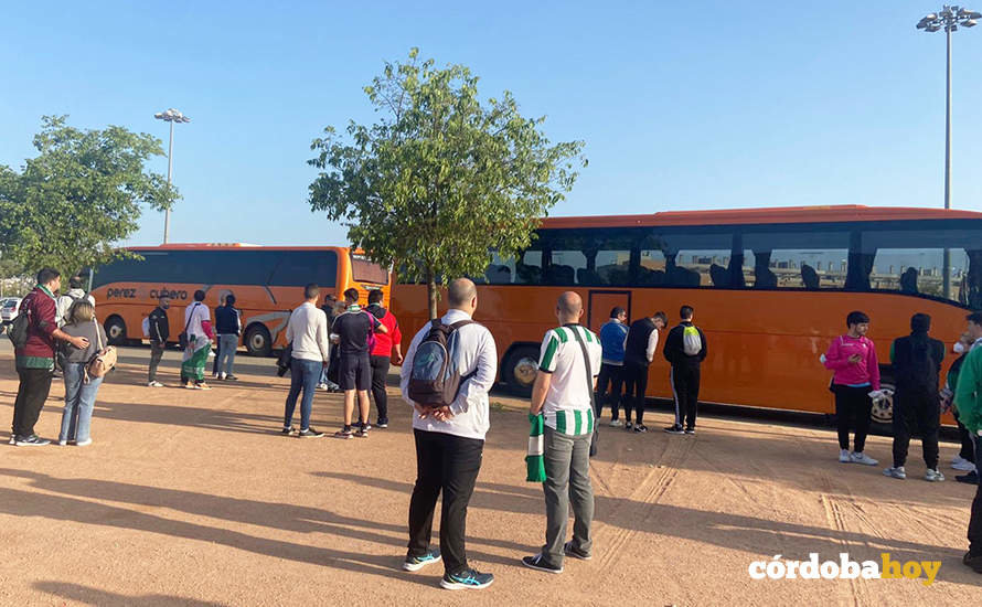 Siete autocares cargados de cordobesistas salen hacia Mérida