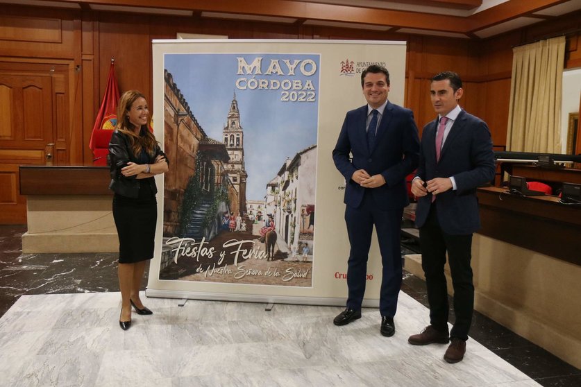 Marián Aguilar, José Mará Bellido y Manuel Muñoz con el cartel del Mayo Festivo FOTO RAFA MELLADO SENIOR