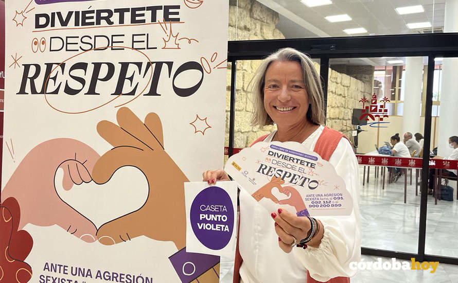 Isabel Albás con material de la campaña contra la violencia machista en Feria