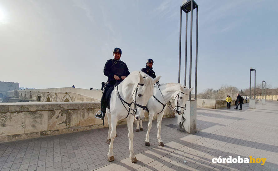 Patrulla de la Policía Local a caballo en el Puente Romano