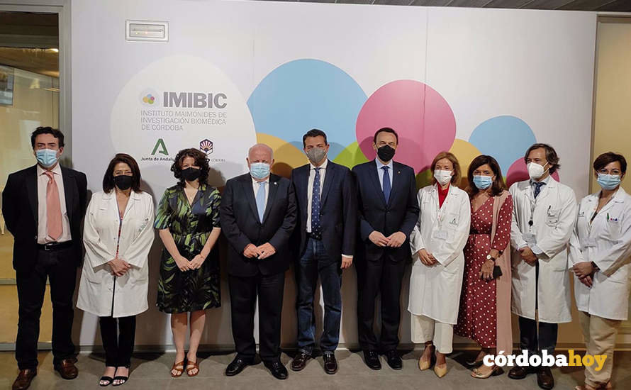 Aguirre y Bellido (centro), junto a otras autoridades y responsables médicos y de la Aclif, que han asistido a la Jornada 'Desafiando al linfoma'