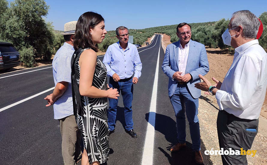 El delegado de Medio Natural y Carreteras de la Diputación de Córdoba, Francisco Palomares (dcha.), visita las obras de reparación parcial de la CO-7219