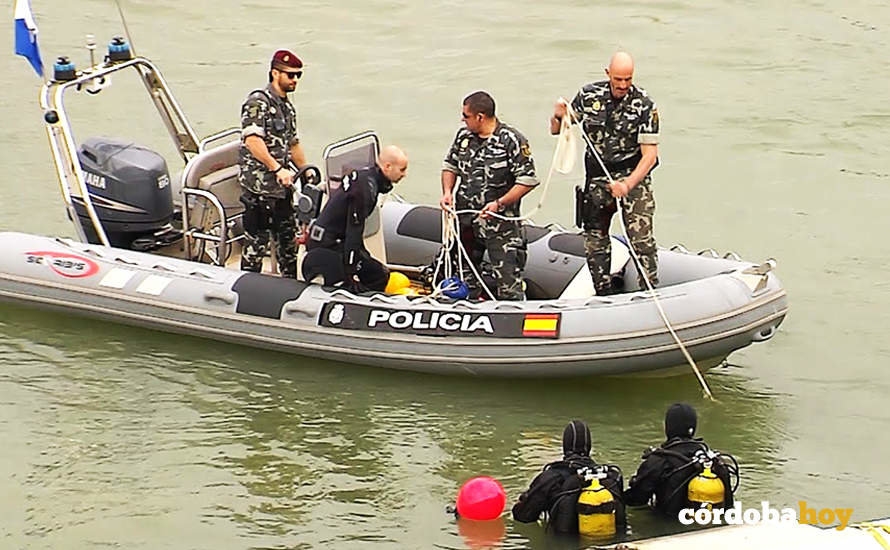 Imagen de archivo de los GEO de la Policía Nacional en una búsqueda en el río Guadalquivir