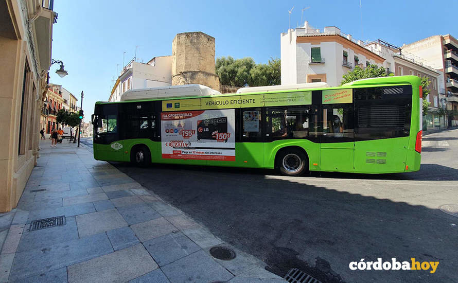 Autobús de Aucorsa girando hacia la calle Alfaros