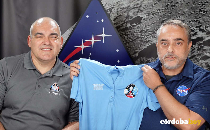 Los ingenieros Carlos García-Galán y Eduardo García Llama con el polo de la misión