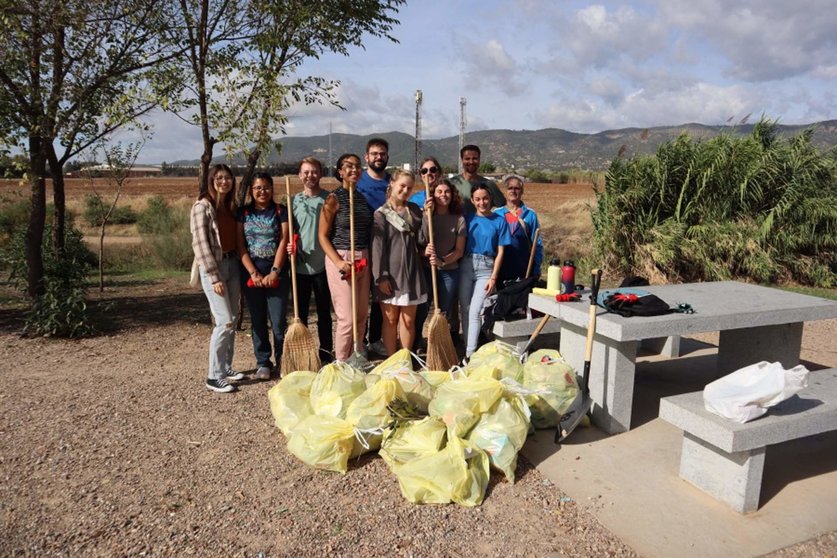 Los estudiantes, tras la limpieza del merendero en Las Palmeras