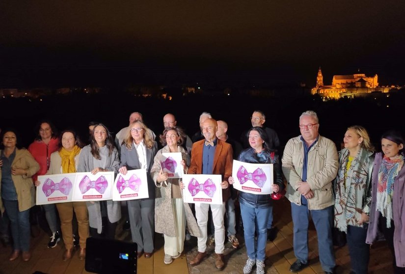 Hurtado (centro), junto a Carmen Calvo y miembros de su equipo de campaña, en la presentación ante los medios de su candidatura a las primarias del PSOE en Córdoba capital