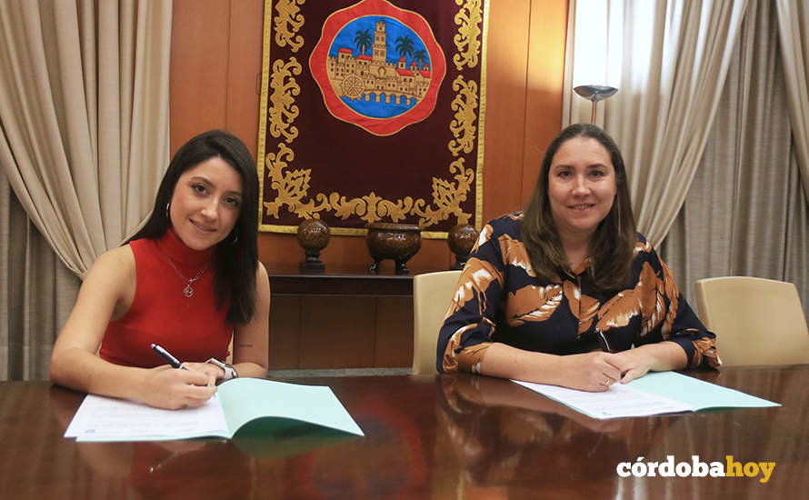 Cintia Bustos y María Luisa Gómez Calero firman el convenio de Ingema y Cecosam FOTO RAFA MELLADO SENIOR