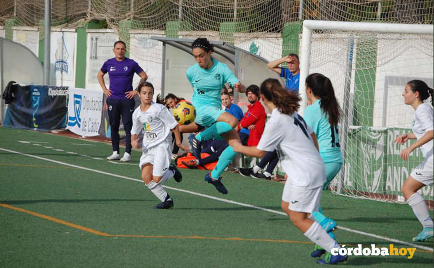 Carmela Ligero controla un balón en el encuentro de Córdoba contra Jaén