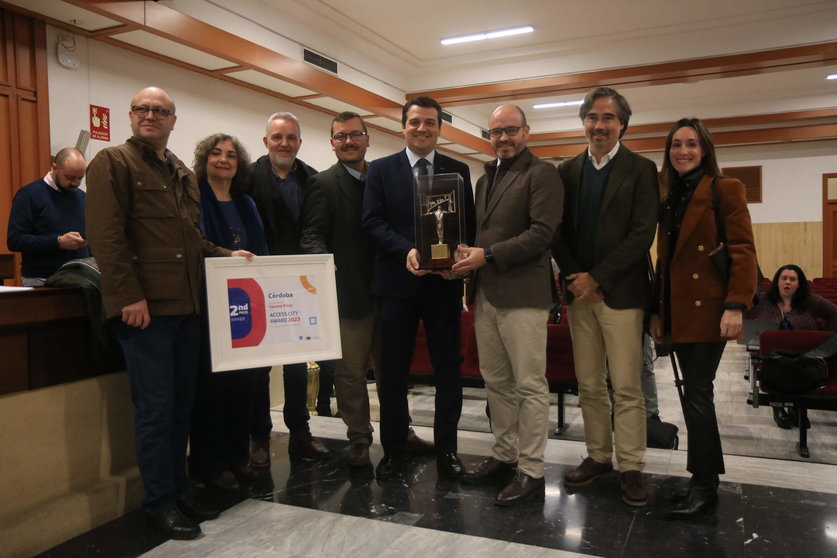 El Ayuntamiento exhibe el segundo premio logrado en los Access City Awards de la UE FOTO RAFA MELLADO SENIOR
