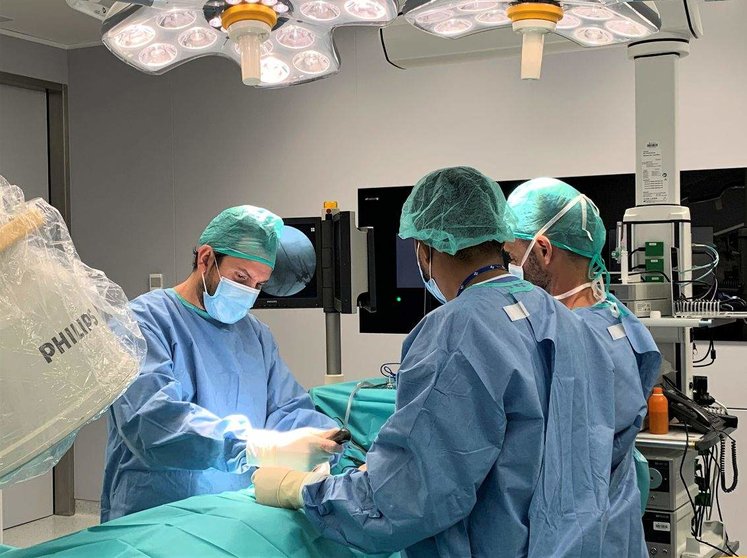 El doctor Barbeito  durante una intervención quirúrgica en el Quirónsalud de Córdoba