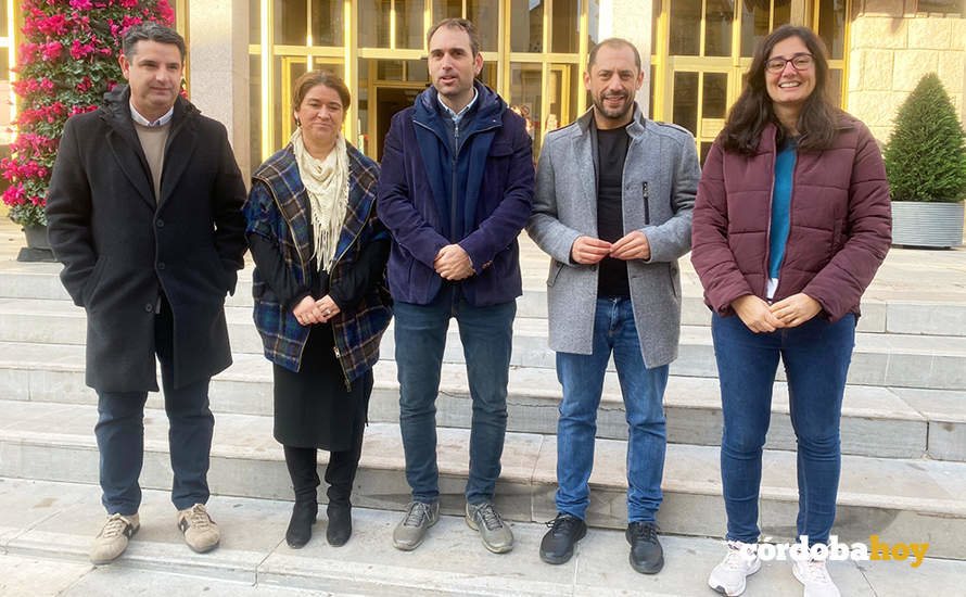Responsables locales, provinciales y autonómicos de IU a las puertas del Ayuntamiento de Córdoba