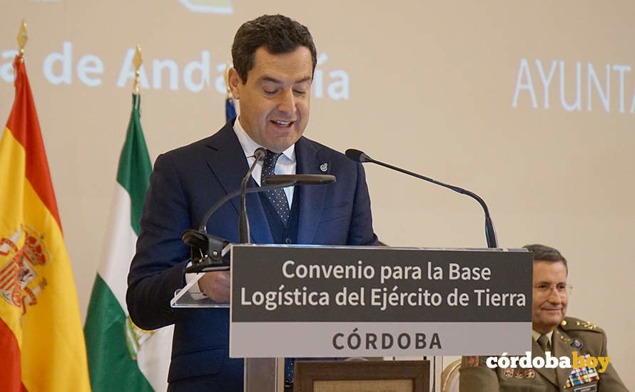 Juanma Moreno, en la firma de los protocolos económicos para la futura Base Logística militar de Córdoba