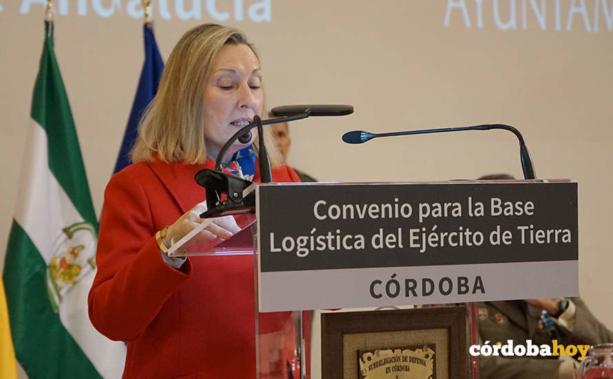La secretaria de Estado de Defensa, María Amparo Valcarce, en Juanma Moreno, en la firma de los protocolos económicos para la futura Base Logística militar de Córdoba