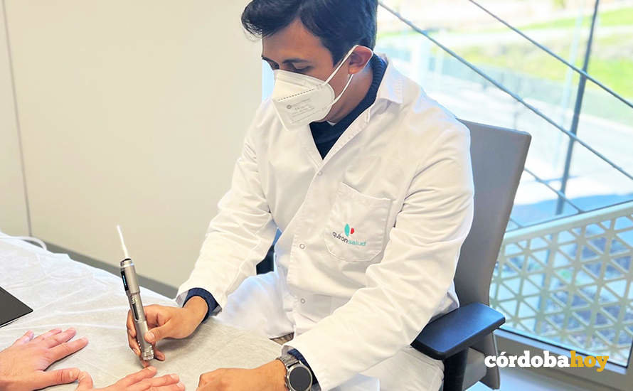 El doctor Juan Pablo Baldivieso realiza una capilaroscopia en consulta FOTO QUIRÓNSALUD