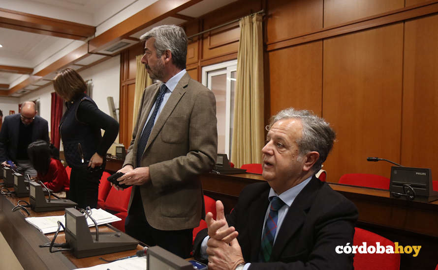 Miguel Ángel Torrico (de pie) y Salvador Fuentes en el Pleno extraordinario de enero FOTO RF MELLADO SENIOR