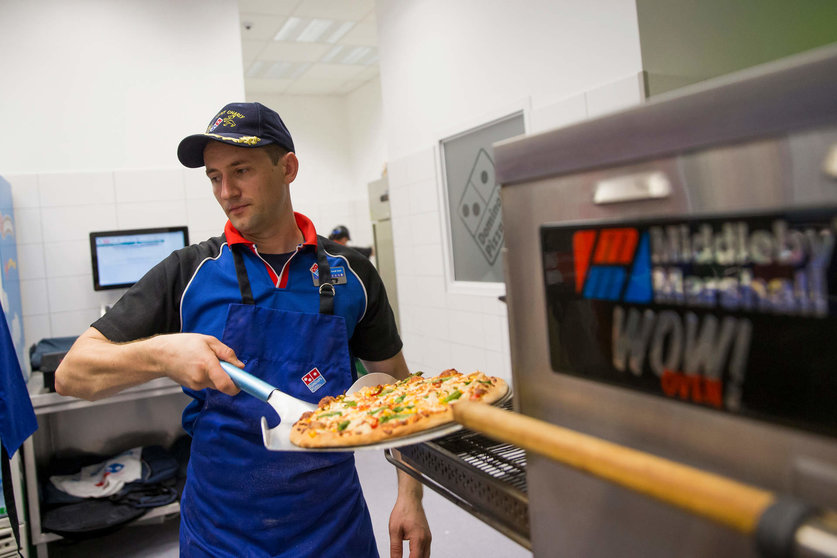 Trabajador de Domino's Pizza Foto: Thomas Peter (Reuters)