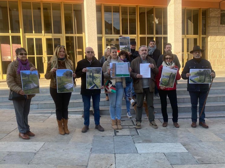 Miembros del Foro por la Memoria, IU y Podemos ante el Ayuntamiento