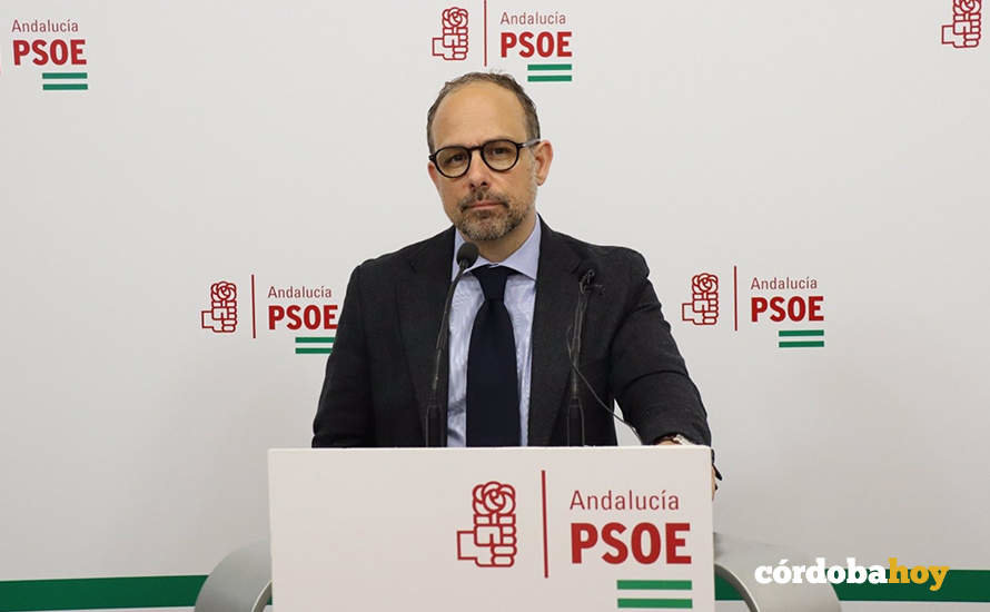 El portavoz del PSOE-A en la Comisión de Universidad, Investigación e Innovación del Parlamento andaluz, Antonio Ruiz Sánchez, en la sede del PSOE de Córdoba