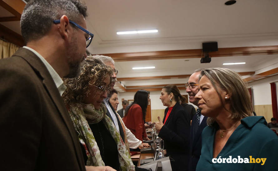 Concejales del PSOE, Ciudadanos y PP conversan antes del Pleno FOTO RAFA MELLADO SENIOR