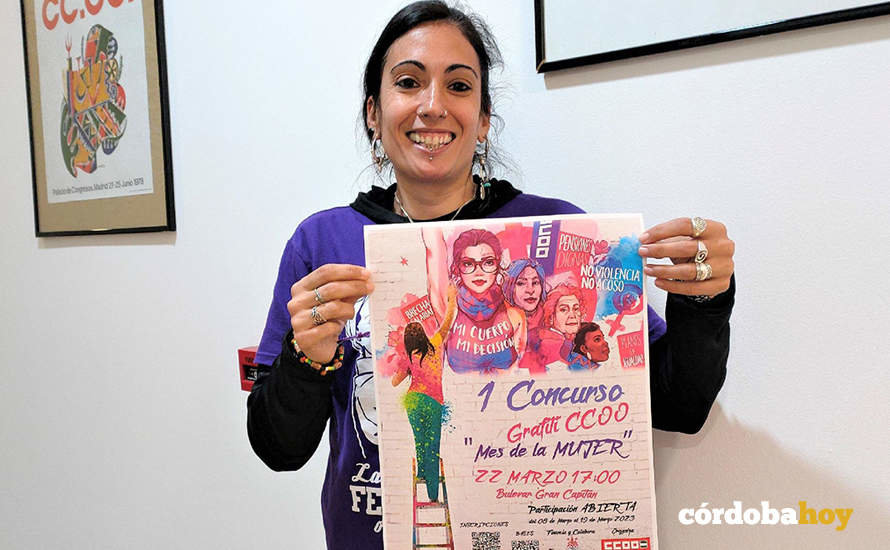 La secretaria de Juventud de CCOO de Córdoba, Rosa Buendía, con el cartel del concurso