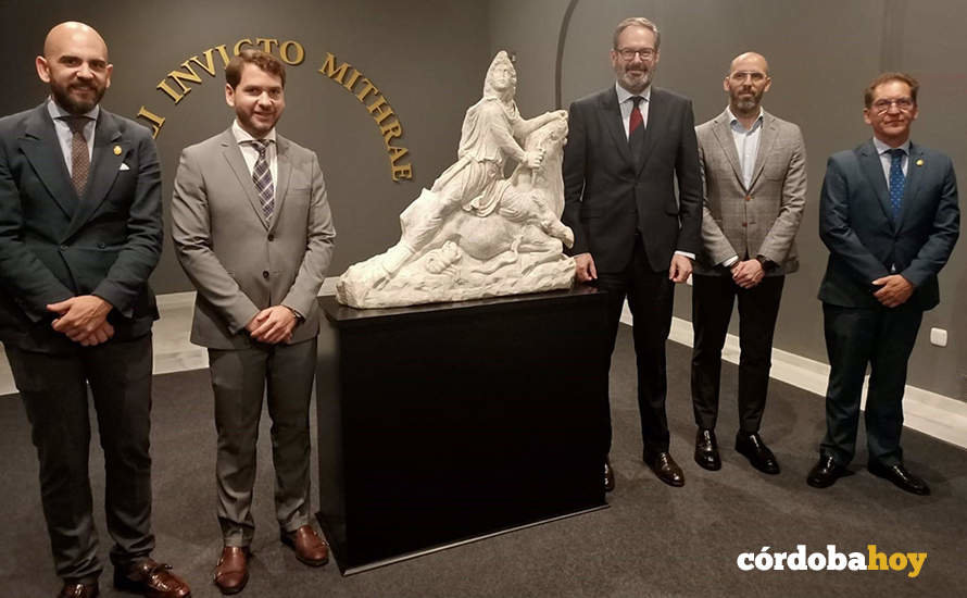 El delegado del Gobierno, Adolfo Molina (tercero por la derecha), y el de Turismo, Cultura y Deporte de la Junta, Eduardo Lucena (segundo), junto a la escultura del dios Mihtra
