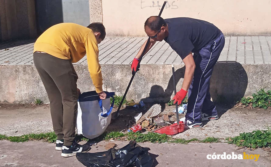 Uno de los voluntarios recogiendo la basura de las pistas de Las Moreras