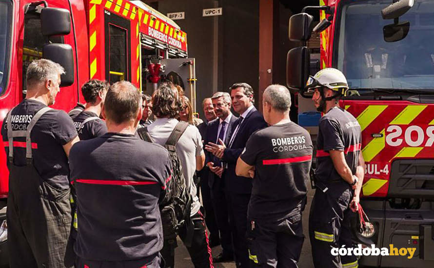 El alcalde, José María Bellido, conoce los nuevos vehículos de los bomberos