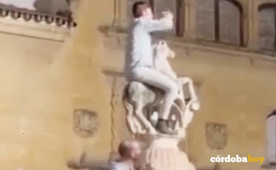 Imagen captada del vídeo de Rafalcor con dos de los tres alcoholizados que se subieron a la fuente de la Plaza del Potro de 1547