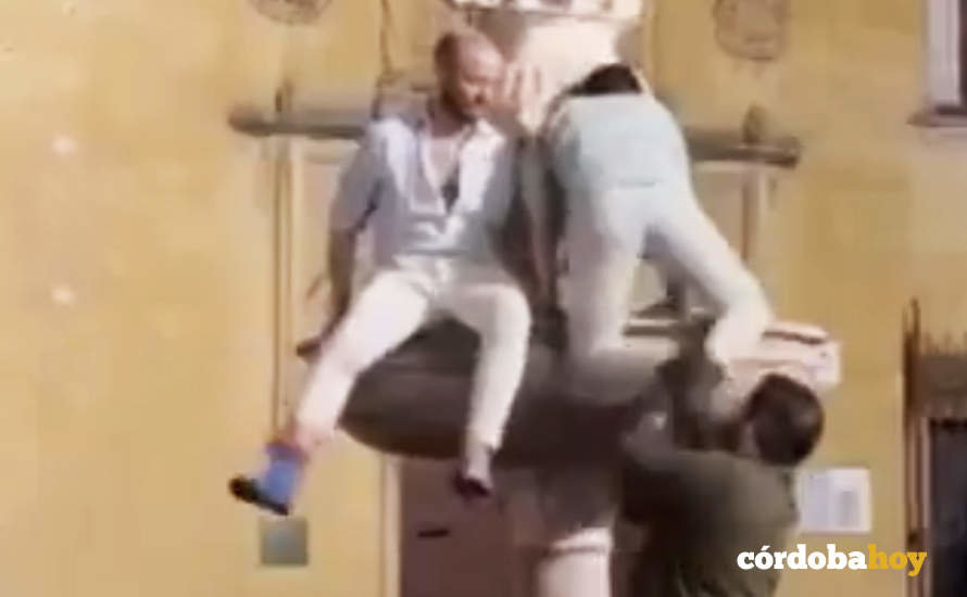 Imagen captada del vídeo de Rafalcor con los tres alcoholizados que se subieron a la fuente de la Plaza del Potro de 1547