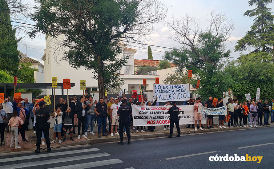 Protesta de los ambulantes ante Las Palmeras del Caballo Rojo