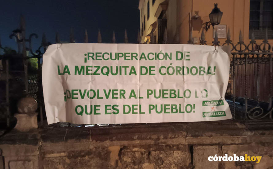 Pancarta de Nación Andaluza reivindicando la titularidad de la Mezquita para el pueblo