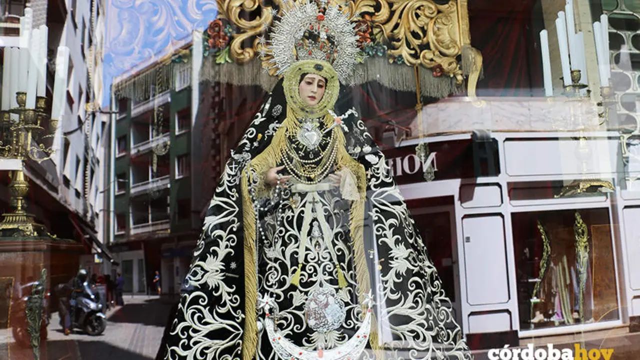 Escaparate de Mancini Costuras con motivos de Semana Santa
