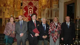El periodista Manuel Serrano, en el centro, junto al presentador del acto, Bernardo Jordano, a la izda. y autoridades