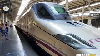 Tren AVE en la estaci&oacute;n central de C&oacute;rdoba, en una imagen de archivo