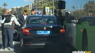 Un VTC tras un choque con un autob&uacute;s de Aucorsa FOTO AUTTACOR