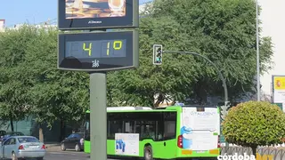 Un term&oacute;metro con 41 grados, en una imagen de archivo