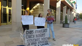 Acampada en el Ayuntamiento con Ortega, Mari &aacute;ngeles sanchez y Ver&oacute;nica L&oacute;pez