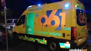 Ambulancia del 061 actuando por la noche
