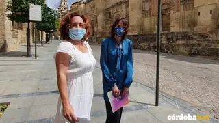 Ana Naranjo y Martina Velarde ante la Mezquita-Catedral de C&oacute;rdoba