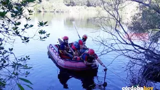 Los bomberos de C&oacute;rdoba rastreando las aguas del Lago Azul, en una imagen de archivo